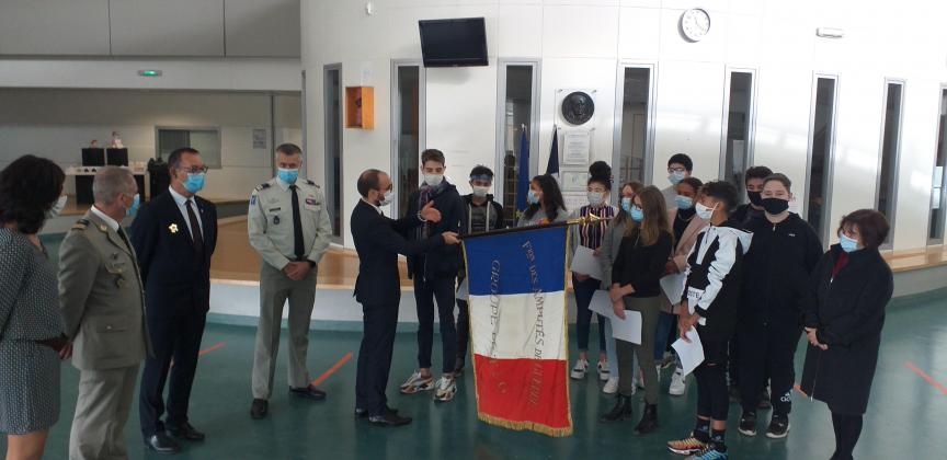 Remise du drapeau par l'ONACVG 82 aux élèves de la CDSG du Collège Manuel Azana de Montauban.