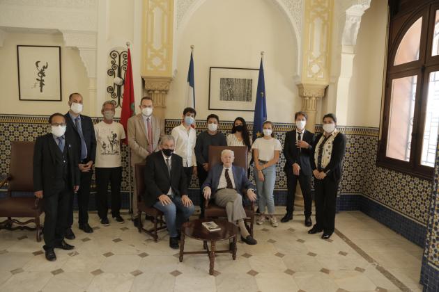 M. LIAGRE, entouré par le consul général de France à Tanger, l'équipe de l'ONACVG et une délégation du Lycée Régnault