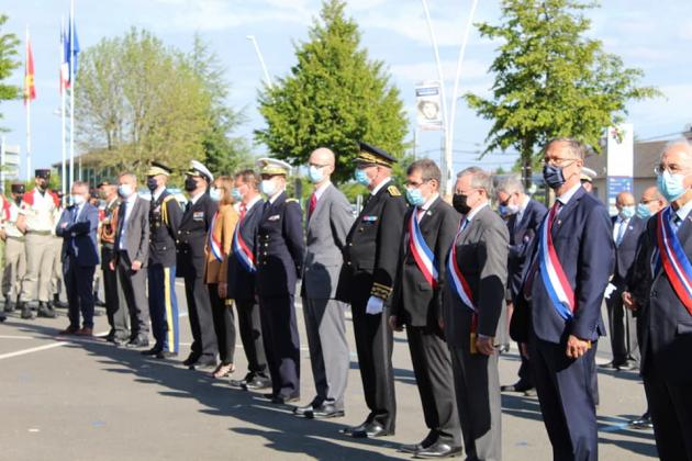 Les autorités devant le Monument Signal de Carentan-les-Marais
