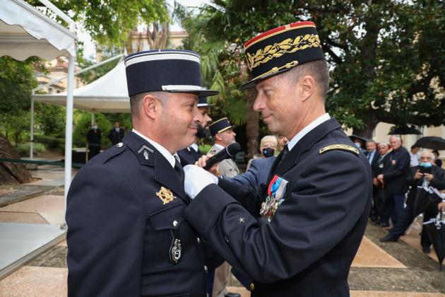 Remise de croix par le général commandant la région de gendarmerie de Corse