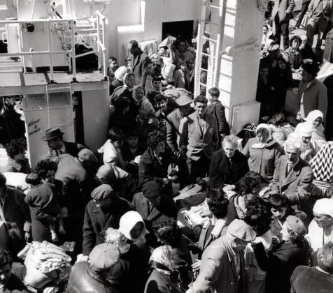Arrivée de rapatriés à Marseille en juin 1962.