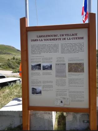 La cérémonie voit également l'inauguration du panneau historique réalisé à l'occasion, sur l'histoire du village de Lanslebourg pendant les années de guerre.  Il sera mis en place devant la mairie du village. 