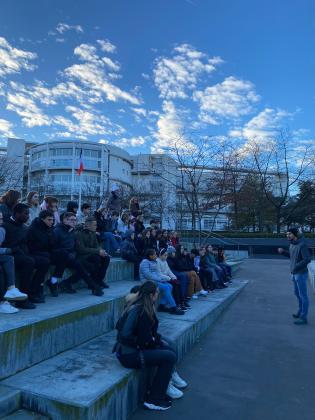 Les élèves échangent avec le médiateur de l'ONaCVG, Arnaud, sur les MPF en OPEX et la symbolique du monument. 