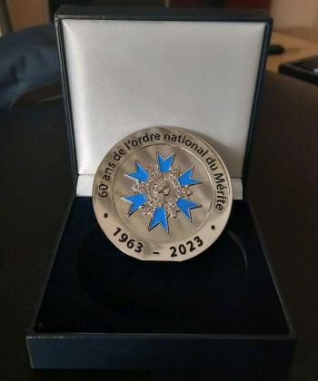 La médaille commémorative du 60e anniversaire de l'ONM