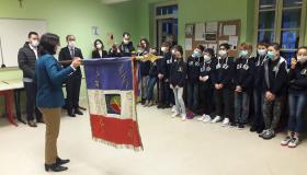 Présentation du drapeau par madame la sous-préfète aux élèves de la classe de 6ème défense et sécurité globale du collège La Sainte Famille de Moissac.